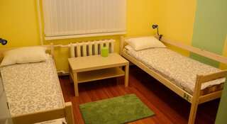 Гостиница Ostrova Hostel Южно-Сахалинск Стандартный двухместный номер с 1 кроватью или 2 отдельными кроватями-1